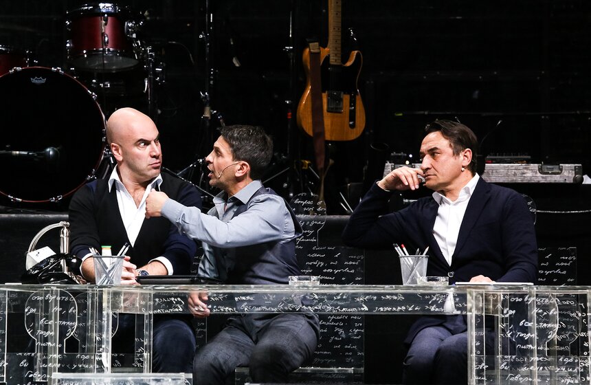 В диалогах артисты пытаются говорить и со своими детьми в будущем, и со своими родителями от имени себя в прошлом