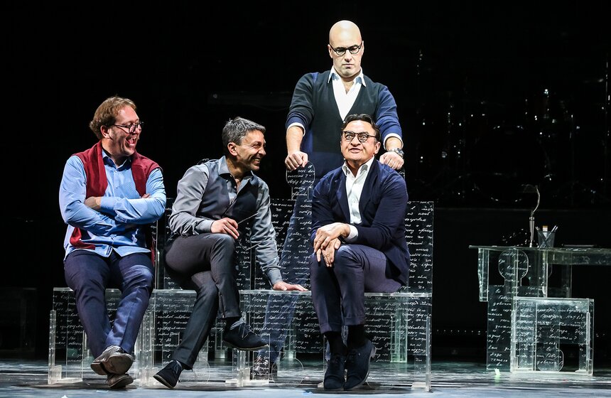 В спектакле серьезные темы перемешаны со смешными