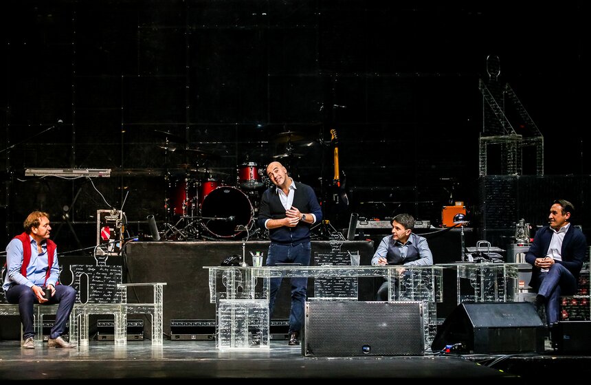 Зрители оказываются за одним столом с четырьмя друзьями