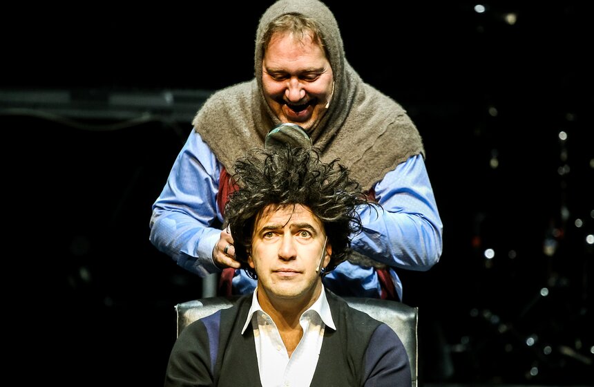 Актеры в ходе спектакля предстают в самых неожиданных амплуа