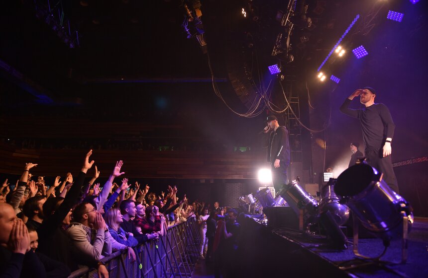 Особенное влияние на будущую "Касту" оказал рэп-коллектив из Нью-Йорка Wu-Tang Clan, популярный в России в начале 1990-х годов