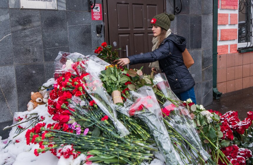 Память жертв приходили почтить горожане всех возрастов