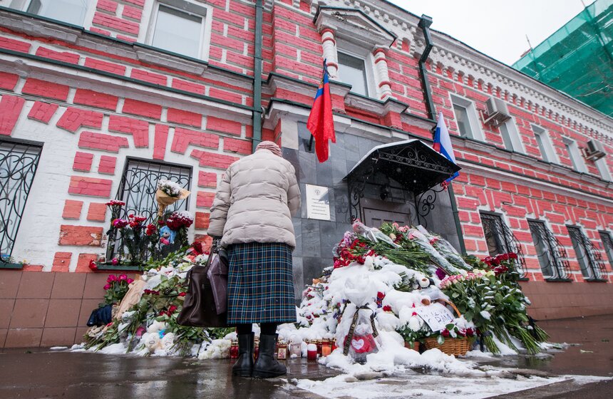 Почтить память погибших 28 марта можно на Манежной площади, где создан импровизированный мемориал