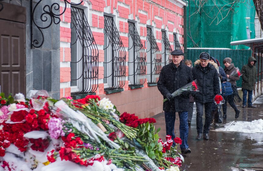 Импровизированный мемориал в регионе трагедии организовали прямо у стен сгоревшего ТЦ