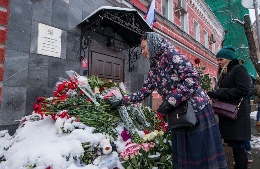 Сотни горожан принесли цветы к зданию представительства, свежие букеты клали поверх присыпанных снегом, они остались с 26 марта