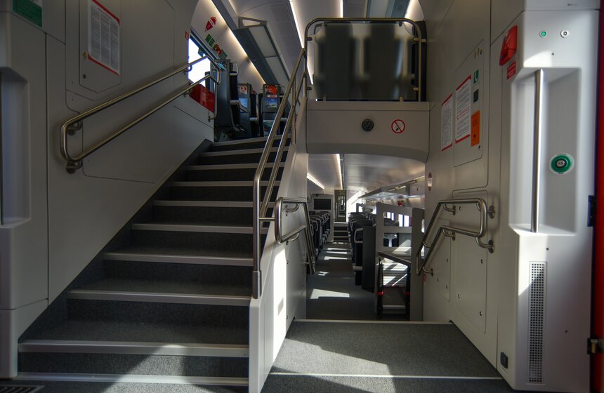 Двери и тамбур расположены на одном уровне с платформой – для удобства посадки и высадки пассажиров. А уже оказавшись внутри, люди могут либо пройти по небольшому спуску, чтобы попасть на первый этаж, либо подняться и ехать на втором.