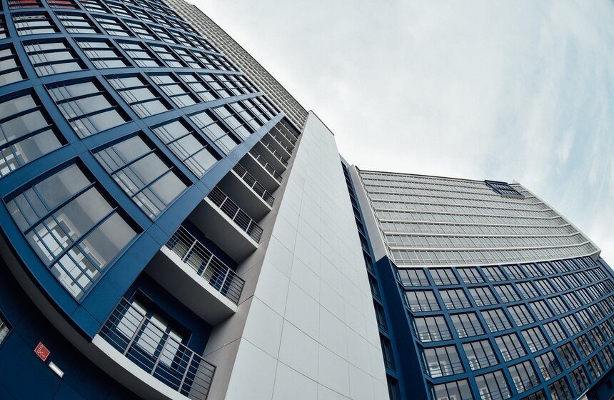 Самые крупные объекты городка ОМОНа – два 17-этажных современных благоустроенных общежития общей площадью 92,5 тысячи квадратных метров