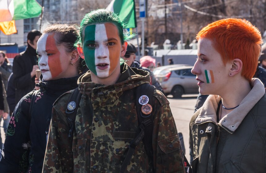 Цвета ирландского флага в этот день можно было увидеть повсюду, в том числе − на лицах гостей