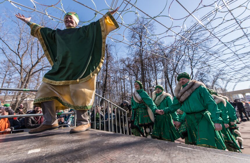 В парке царила атмосфера безудержного веселья, чему способствовала и солнечная погода