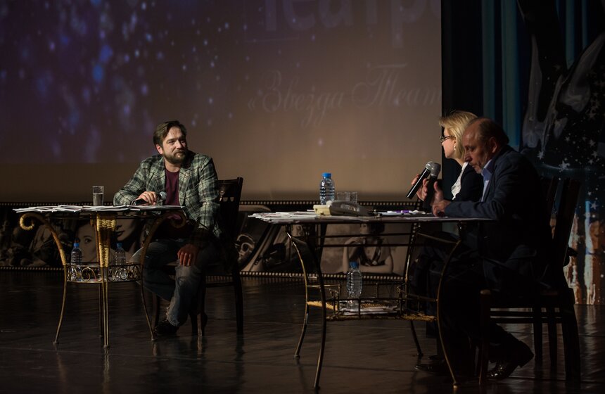 Живой выпуск журнала вели главный редактор "Театрала" Валерий Яков и телеведущая Валентина Пиманова