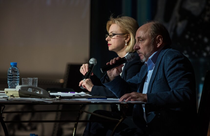 Говорили о разном – о любимых спектаклях и режиссерах, о педагогах и учениках, о роли случая в жизни артиста и парадоксах судьбы