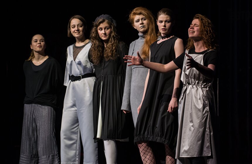 Артисты "Сатирикона" представили отрывки из премьерных работ – пластического спектакля "#Небалет" и музыкально-поэтического – "#Непушкин"