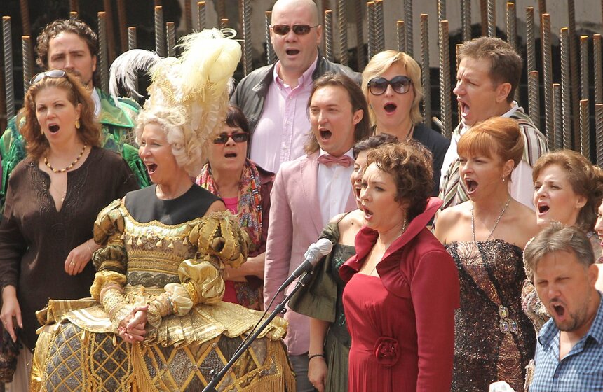 Сбор труппы театра "Геликон-опера" прошел на стройке 10 фото