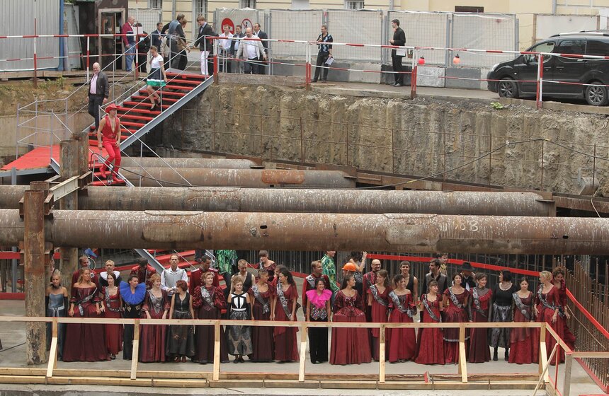 Сбор труппы театра "Геликон-опера" прошел на стройке 3 фото