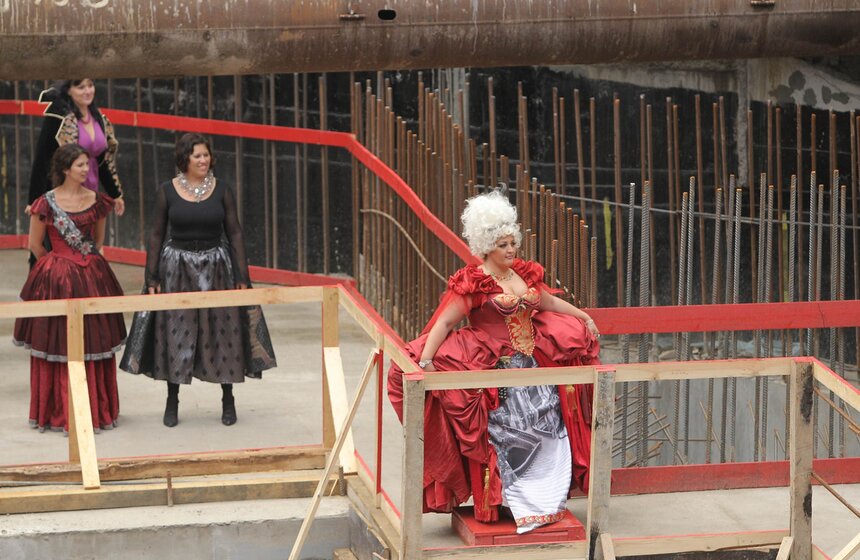 Сбор труппы театра "Геликон-опера" прошел на стройке 2 фото