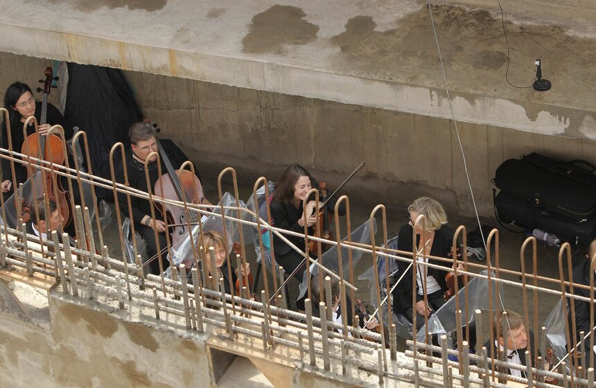 Сбор труппы театра "Геликон-опера" прошел на стройке 6 фото