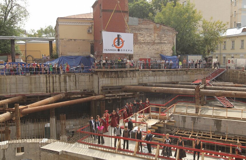 Сбор труппы театра "Геликон-опера" прошел на стройке 8 фото