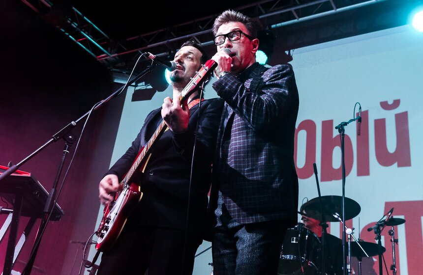 Валерий Сюткин в дуэте с Александром под аккомпанемент "Старого приятеля" исполнил песню из своего репертуара – "Солнце"