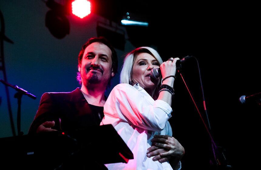 Анастасия Макаревич и трио "Лицей" начали свое выступление с ритмичной композиции юбиляра "Двое"