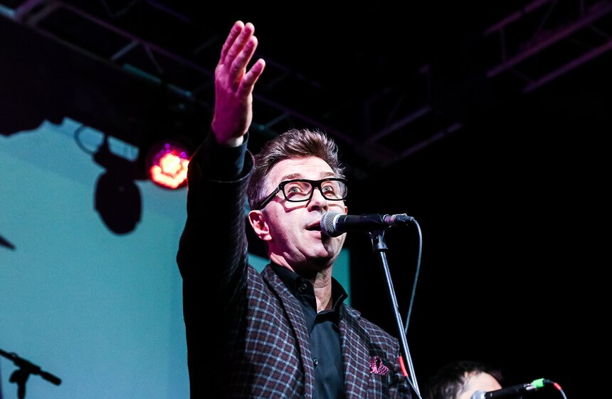 После финального аккорда Валерия Сюткина со сцены не отпустили ни сам юбиляр, ни зрители