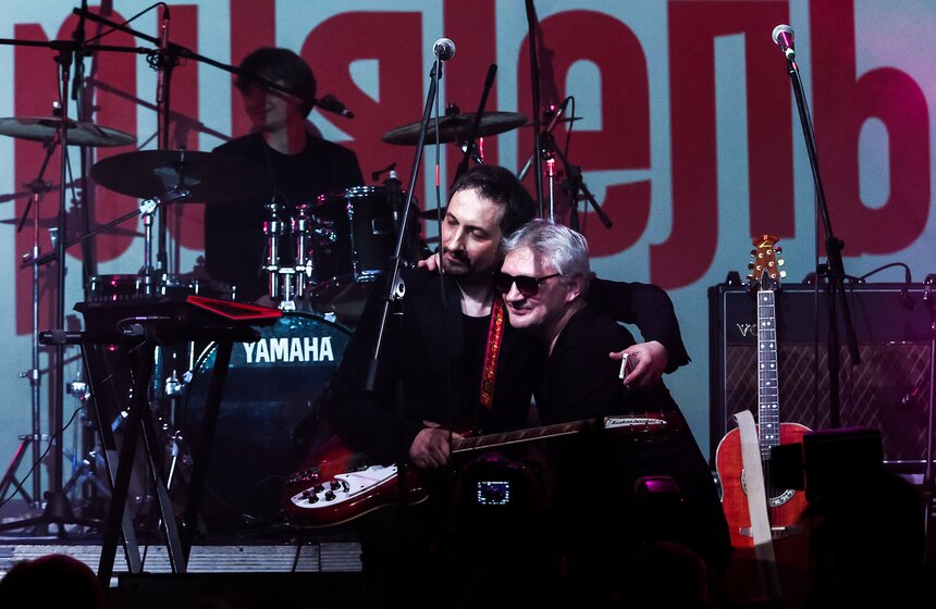 Алексей Мурашов в одиночестве исполнил с "приятелями" классику секретарского репертуара "Я люблю Буги-вуги"