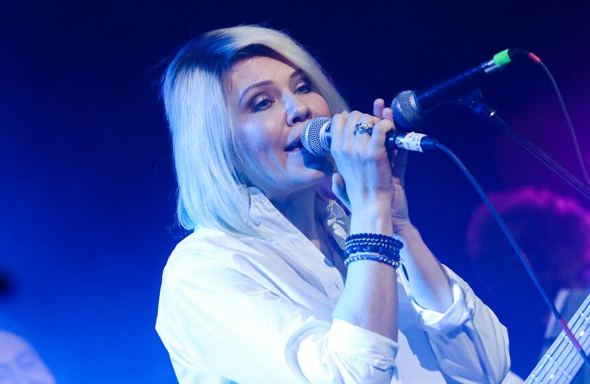 Прозвучала и "нетленка" – песня "Осень", в которой "лицеисткам" группа "Старый приятель" аккомпанировала уже в своем стиле