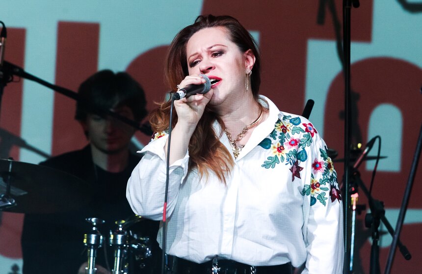 Певица с уникальным по своей красоте голосом Ирина Сурина исполнила одну из ранних песен "Старого приятеля" – "Не плачь" в духе "Don't Know Why" Норы Джонс