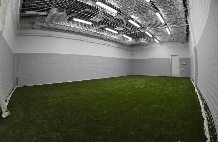 Под трибунами разметили также два разминочных зала, которые очень похожи на само футбольное поле, только в миниатюре. Здесь спортсмены могут разогреться перед матчем.