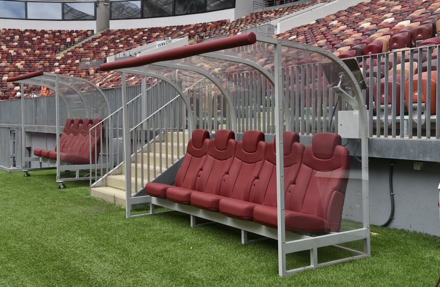 А для запасных игроков и тренерского состава сиденья не только мягкие и удобные, но еще и с подогревом.