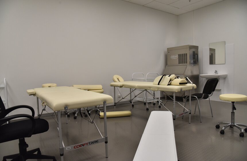 Здесь у футболистов также есть массажный кабинет, где специалисты готовят спортсменов к большим физическим нагрузкам.