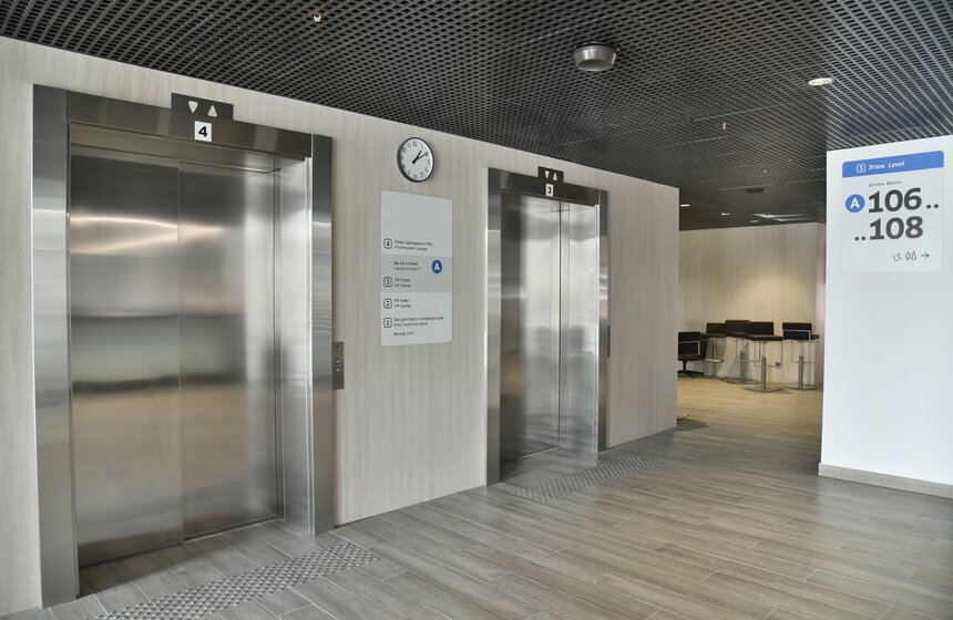 Для болельщиков на VIP-ложах и для маломобильных граждан на стадионе установили современные лифты, которые позволяют без труда добраться до своих мест.