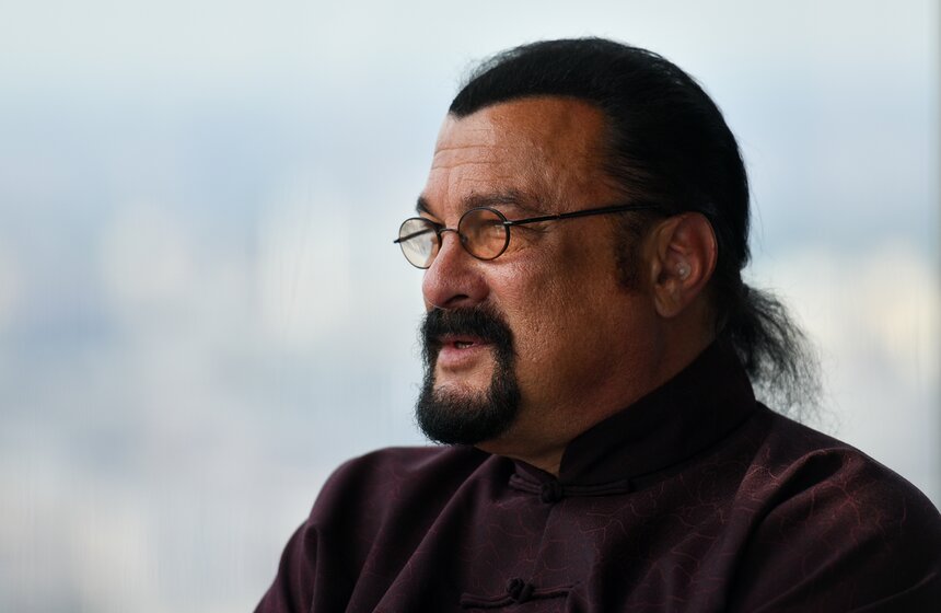 "Саморазвитие, кино и единоборства – это и есть моя жизнь. Это те вещи, которым я себя посвятил", – признался Стивен Сигал.