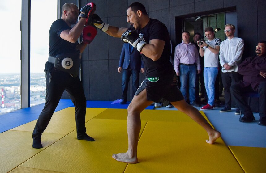 По правилам разрешены удары руками и ногами с использованием в экипировке боксерских перчаток.