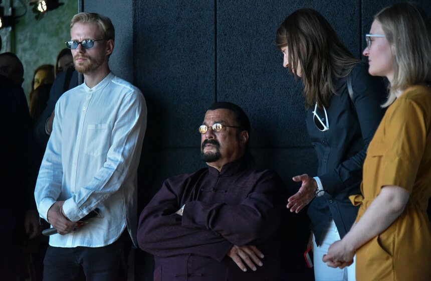 Стивен Сигал специально приехал в Москву, чтобы лично проверить готовность к проекту.