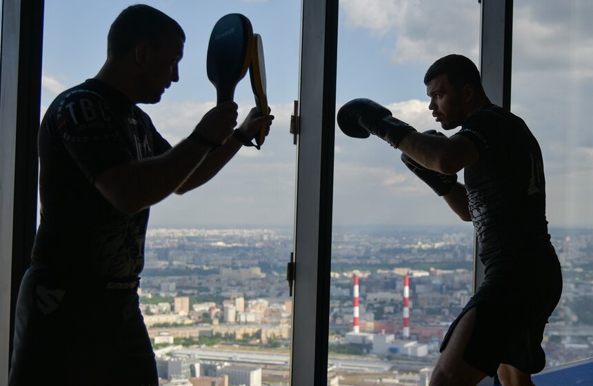 Он внимательно наблюдал за борцами.