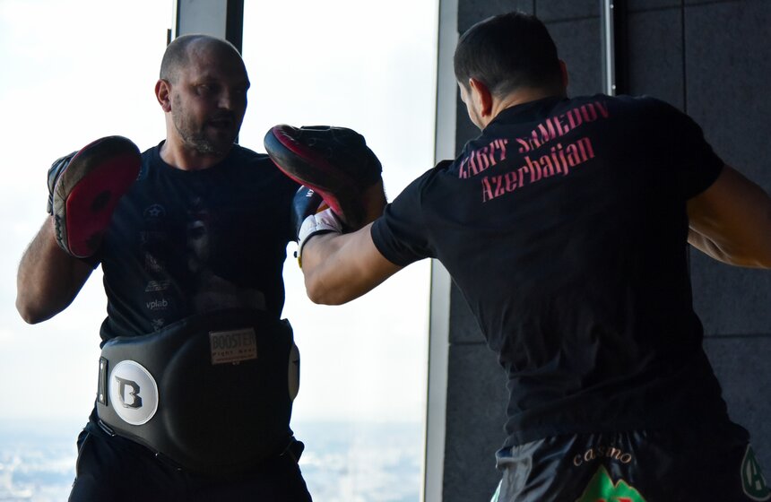 В широком смысле слова "кикбоксинг" – это различные ударные единоборства.