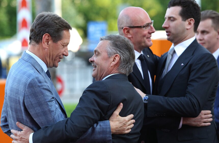 В подмосковной Барвихе 23 мая прошла церемония закрытия 10-го юбилейного сезона Континентальной хоккейной лиги (КХЛ). По ее итогам были объявлены лучшие игроки, среди которых отметили лучшего снайпера, бомбардира, вратаря, тренера и не только. Обладателем Кубка Гагарина стал казанский "Ак Барс".