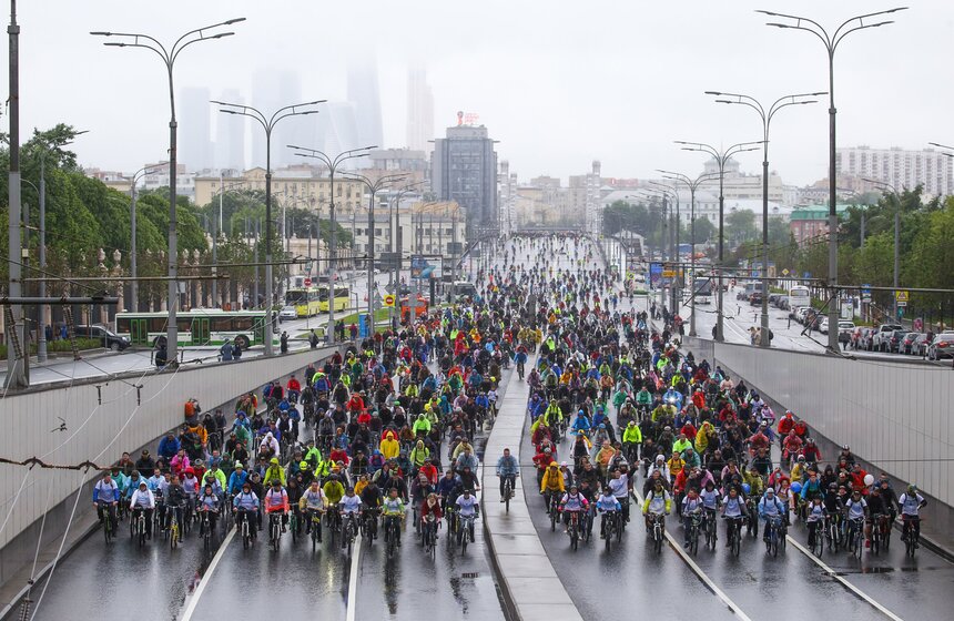 20 мая также больше 30 тысяч человек приняли участие в традиционном велопараде. Велосипедисты сделали полный круг по Садовому кольцу, скорость в колонне не превышала 10-15 километров в час. Среди участников были не только владельцы собственных велосипедов: влились в поток и те, кто предпочел велопрокат.