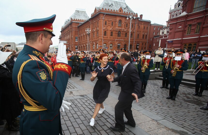 19 мая в Александровском саду состоялось открытие программы "Военные оркестры в парках". Концерты второго сезона проекта состоялись одновременно на нескольких площадках Москвы. Жители и гости столицы подпевали и танцевали не только в Александровском саду, но и на Боровицкой и Манежной площадях. Теперь оркестры до конца лета будут играть в 12 парках и скверах.