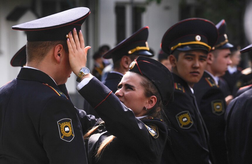 25 мая в Кадетском корпусе Колледжа полиции для учеников 11 класса прозвучал последний звонок. По традиции, одиннадцатиклассники прошли маршем по школьному плацу. Затем состоялся особо значимый для кадет торжественный ритуал – прощание со знаменем и передача его младшим товарищам.