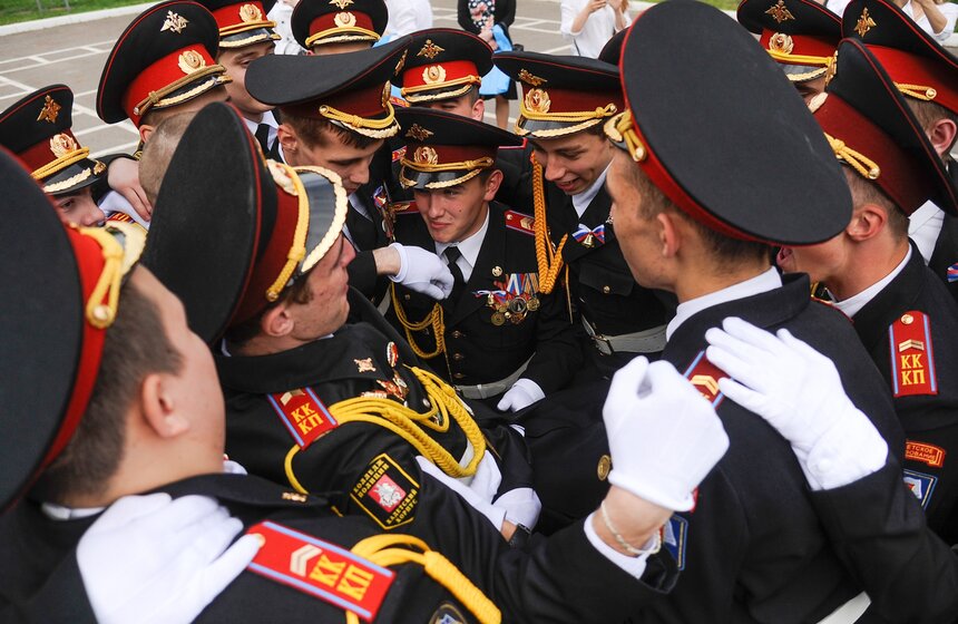 В этом году трем лучшим кадетам – Шальневу Артему, Соловьеву Степану, Таран Антону, добившимся отличных успехов в учебе, дисциплине, спорте и общественной работе вручили грамоты и наручные часы с памятной надписью на крышке часов.