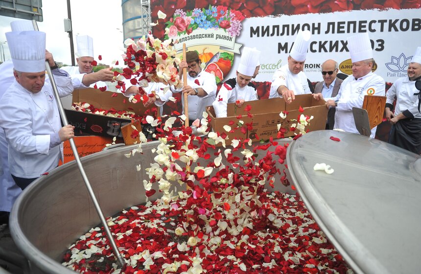 На Велозаводском рынке 19 мая прошел настоящий праздник варенья. Шеф-повар Мартин Репетто и национальная гильдия шеф-поваров приготовили варенье из миллиона лепестков роз в самой большой кастрюле в мире. Для гостей рынка организовали и мастер-класс по флористике, и разыграли призы, и устроили развлекательную программу с участием танцевального грузинского ансамбля и профессиональных музыкантов из Северной Осетии.