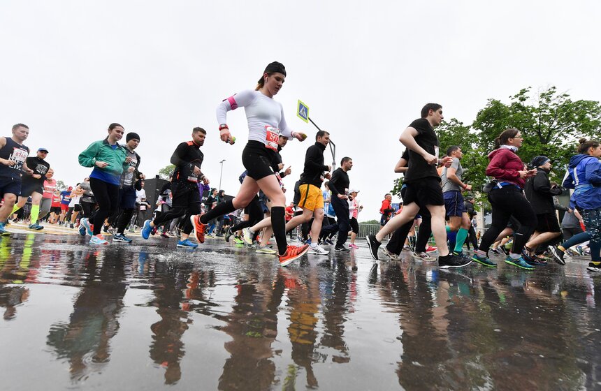 20 мая состоялся самый массовый забег на 21,1 километра в России – Московский полумарафон. Забег начался на Лужнецкой набережной. Участникам предстояло преодолеть один круг по центральным набережным столицы. Маршрут дистанции знаменит своими живописными видами на Крымский мост, Собор Василия Блаженного, храм Христа Спасителя и Кремль.