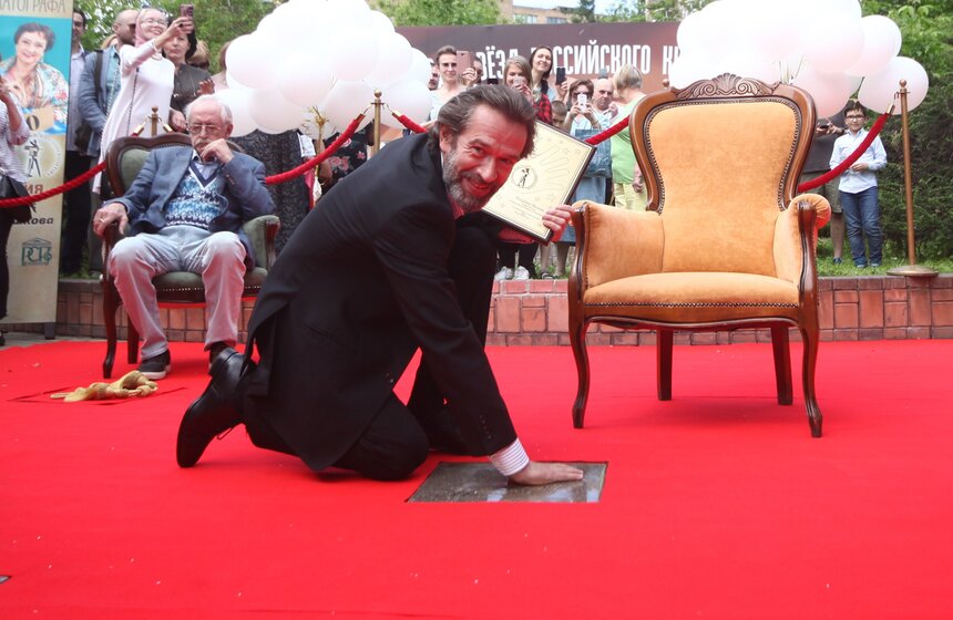 Сама площадь открылась 25 июня 2001 года.