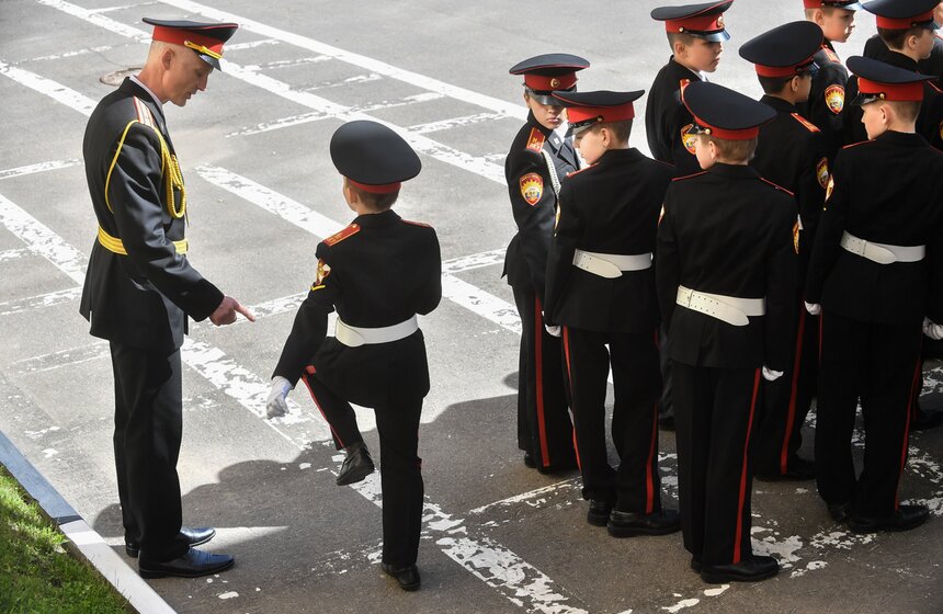 25 мая в Московском президентском кадетском училище имени Шолохова Росгвардии РФ тоже прозвенел последний звонок, а кадеты по традиции попрощались со знаменем учебного заведения. С показательной программой выступили взвод почетного караула с карабинами и группа барабанщиков, после чего закружились в танце пары хореографического ансамбля "Аниме", а также ансамбля песни и пляски "Молодая гвардия". Впервые в этом году каждому из выпускников был вручен памятный знак об окончании учебного заведения.