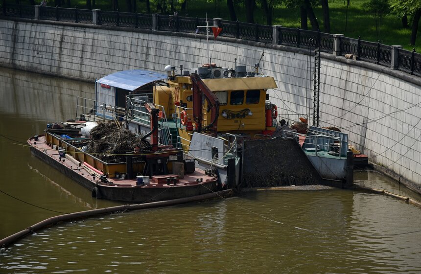 Шлюз гидроузла – однокамерный, однониточный, однако может вмещать небольшие маломерные суда, катера и корабли технического флота с баржами до 50 тонн