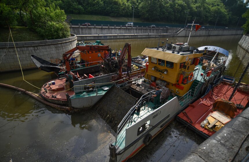 Глубина реки, обеспечивающая возможность судоходства, составляет не менее двух метров