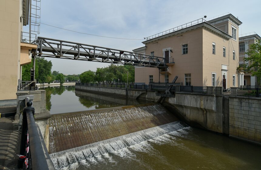 Яузский гидроузел занял искусственно созданный остров, а также небольшие участки прилегающих набережных, образовав в этом районе города изящный архитектурный ансамбль
