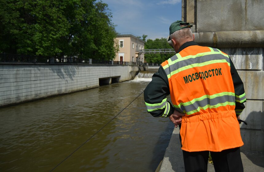Первоначально сооружение гидроузла предполагалось на участке между Садовым кольцом и ж/д мостом Курского направления МЖД