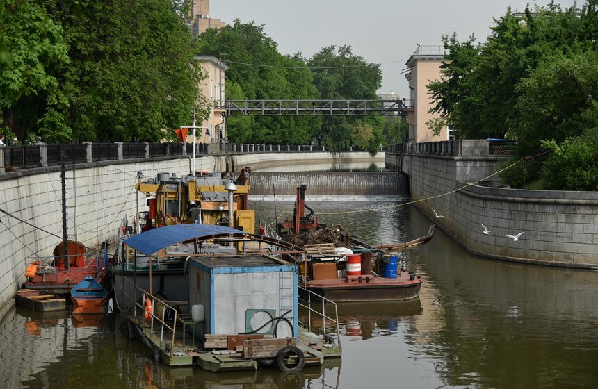 Гидроузел на реке Яуза бесперебойно функционирует в трех километрах от устья Яузы, между Золоторожской набережной и набережной академика Туполева